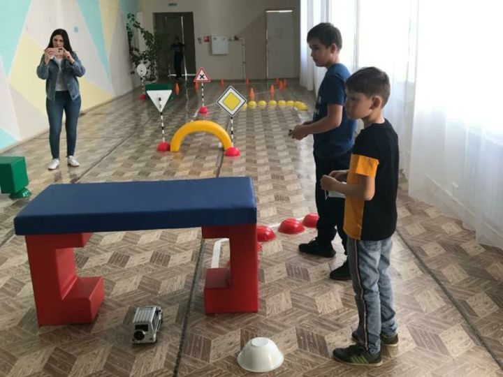 В Центре детского творчества прошёл первый районный чемпионат по гонкам на радиоуправляемых автомобилях