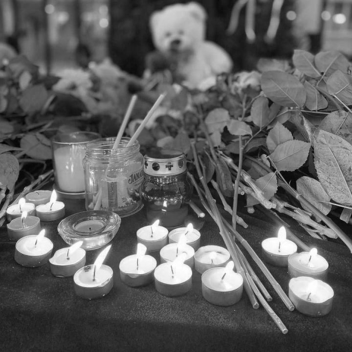 Полпред Президента РФ в Поволжье возложил цветы у казанской гимназии, где погибли дети