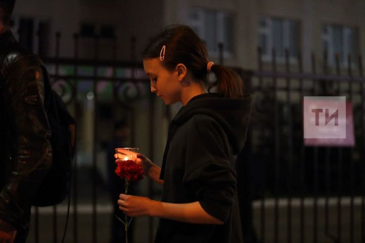 В регионах России появились стихийные мемориалы жертвам стрельбы в казанской школе №175