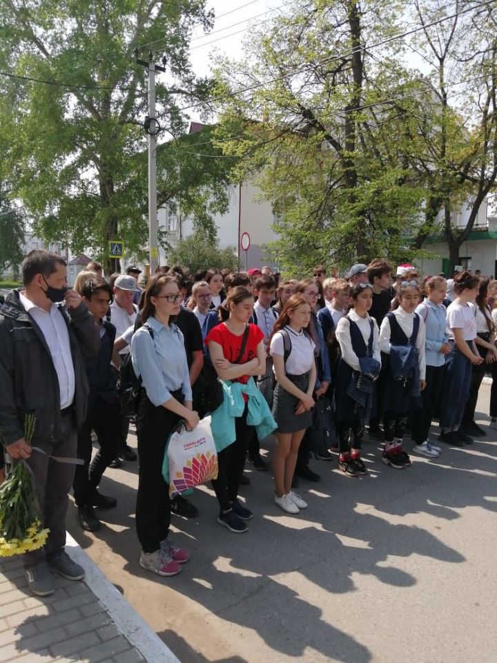 Сегодня в парке «Семейный» поселка Уруссу прошел митинг, посвященный невинно убиенным в казанской гимназии № 175