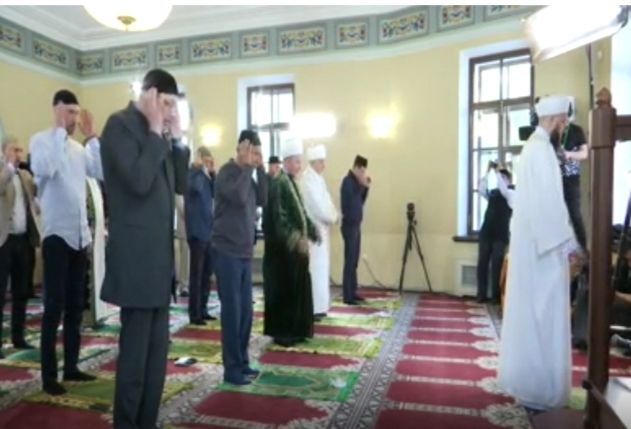 Президент Татарстана Рустам Минниханов принял участие в богослужении, посвященном мусульманскому празднику Ураза-байрам