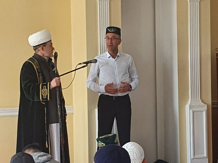 В центральной мечети Ютазинского района глава района Аяз Шафигуллин поздравил мусульман с праздником Ураза гаете