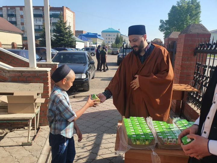 В центральной мечети Ютазинского района глава района Аяз Шафигуллин поздравил мусульман с праздником Ураза гаете