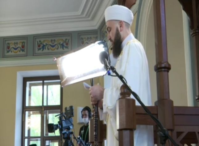 Президент Татарстана Рустам Минниханов принял участие в богослужении, посвященном мусульманскому празднику Ураза-байрам