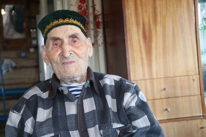 Проживающий в селе Ютаза Ягфар Сиразов в своих воспоминаниях вернулся в дни молодости, а она вся войной опалена