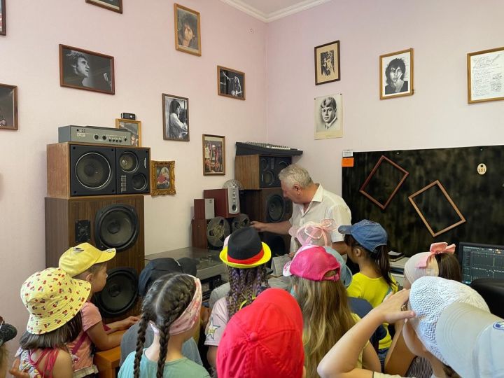 Ребята из  детского сада № 4 посетили студию звукозаписи Районного дома культуры