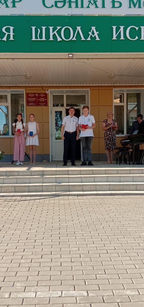 Уруссинская школа искусств выпустила 12 своих воспитанников.