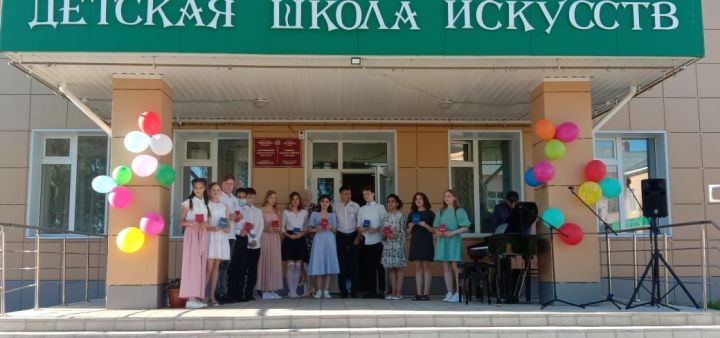 Уруссинская школа искусств выпустила 12 своих воспитанников.
