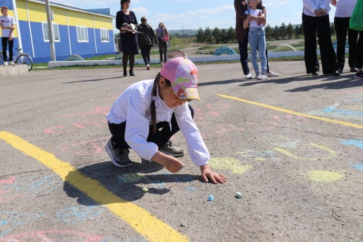 В великий праздник День Победы на парковке перед стадионом «Энергия» п. Уруссу состоялся конкурс рисунков на асфальте «Мир глазами детей»