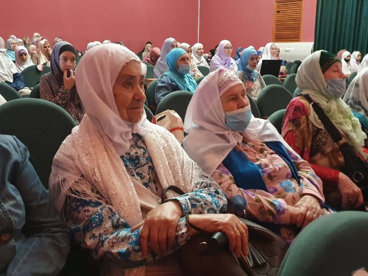В поселке Уруссу Ютазинского района проходит Всероссийский конкурс чтиц Корана среди женщин и девушек "Халиса"