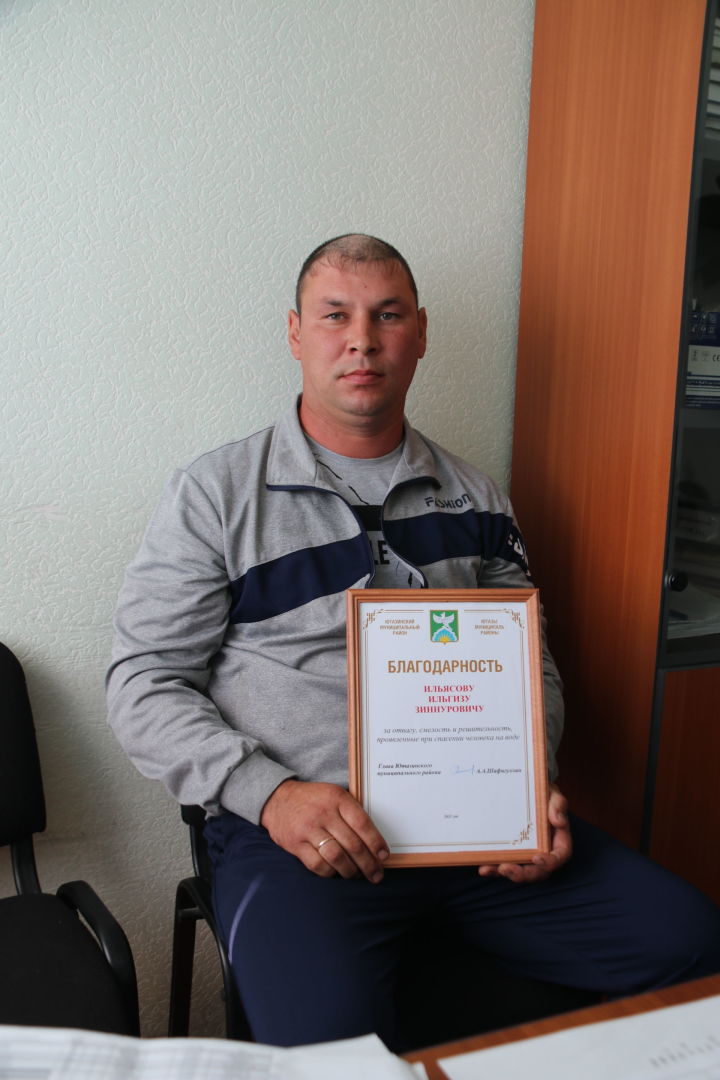 Глава Ютазинского района наградил жителя Уруссу за спасение человека на воде