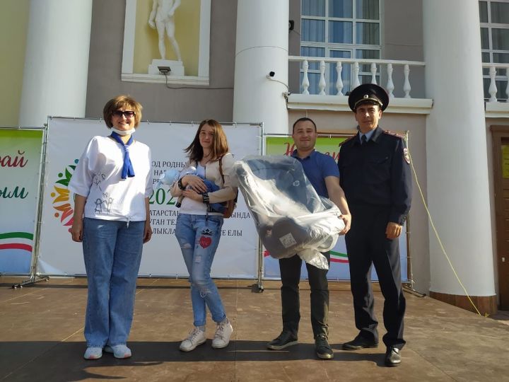 Сотрудники ГИБДД Ютазинского района подарили молодой семье детское удерживающие устройство