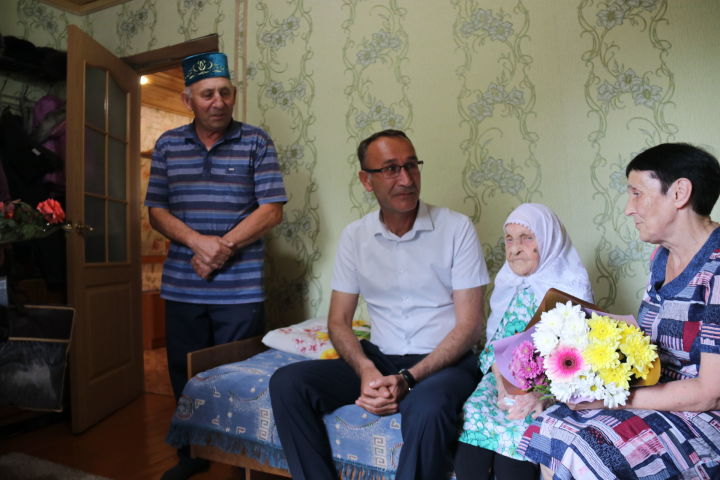Старый Каразерик: Шамсизиган Сагдиева принимала поздравления по случаю своего 100-летия