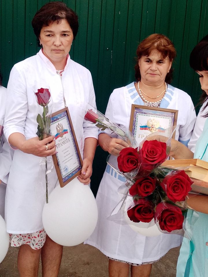 Сегодня медицинские сотрудники Уруссинской ЦРБ отметили профессиональный праздник - День медицинского работника