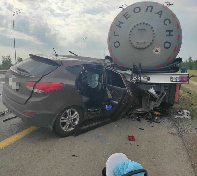 На трассе в Татарстане водитель легковушки влетел в газовоз и погиб