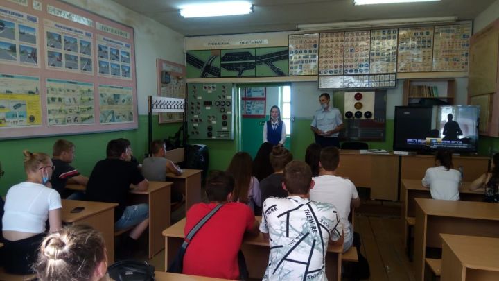 В Татарстане сотрудники Госавтоинспекции провели профилактическую беседу в автошколе