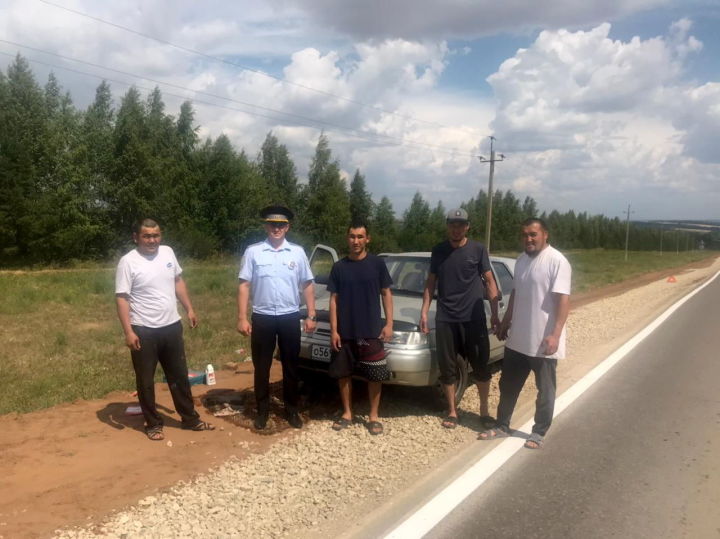 В Татарстане автоинспектор помог водителю из Перми, у которого на трассе сломался автомобиль