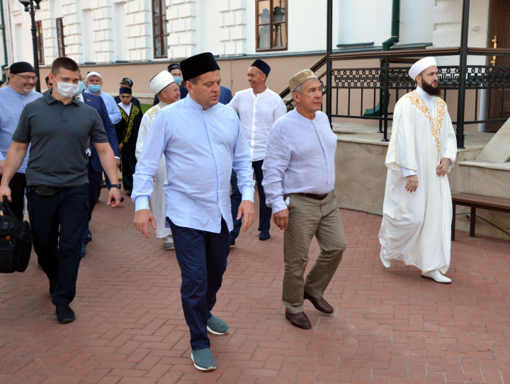 Рустам Минниханов принял участие в праздничном намазе в честь Курбан-байрам в Галеевской мечети