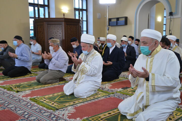 Рустам Минниханов принял участие в праздничном намазе в честь Курбан-байрам в Галеевской мечети