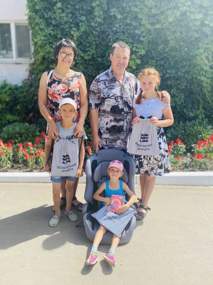 Сотрудники ГИБДД Татарстана  многодетным семьям подарили детские удерживающие устройства