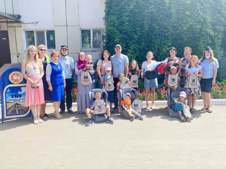 Сотрудники ГИБДД Татарстана  многодетным семьям подарили детские удерживающие устройства