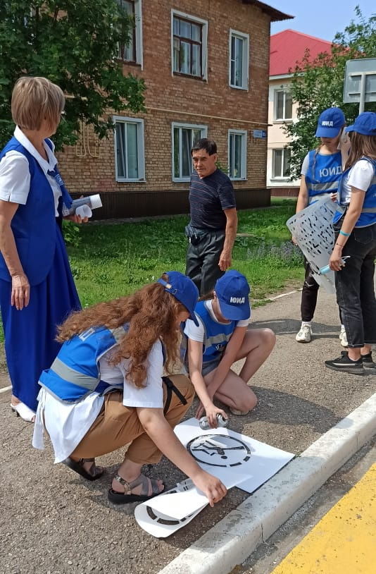 Сотрудники Госавтоинспекции Татарстана нанесли предупреждающие надписи перед пешеходными переходами