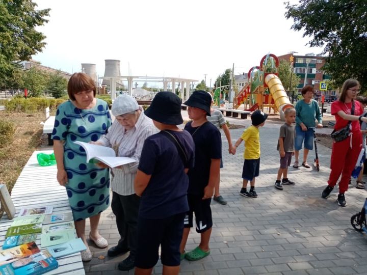 Сегодня в парке «Семейный» сотрудники Центральной библиотеки оформили книжную выставку «Познай свой край, читая книгу»