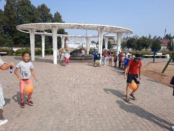 В Семейном парке работниками Районного Дома Культуры была организована игровая программа «Хорошо что есть каникулы!»