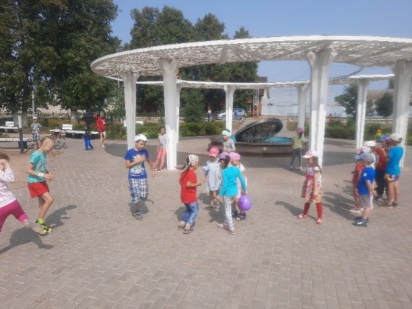 В Семейном парке работниками Районного Дома Культуры была организована игровая программа «Хорошо что есть каникулы!»