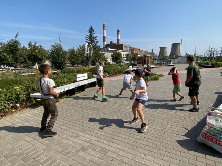 Сегодня в Семейном парке работниками Районного Дома Культуры была организована игровая программа «День государственного флага России!»
