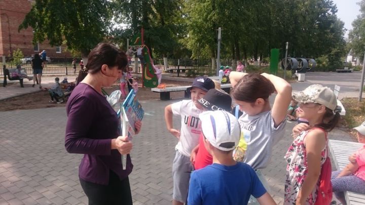 Регулярно в парке «Семейный» сотрудники Центральной библиотеки проводят игровые программы, викторины, книжные выставки с детьми