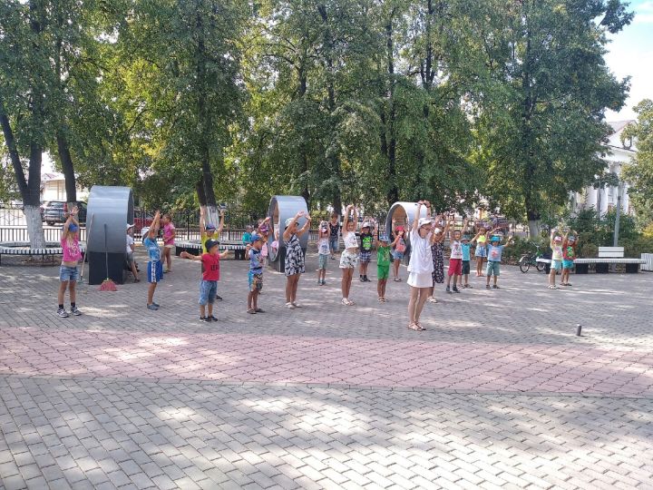 Сегодня в парке "Семейный " МКУ "Отдел по делам молодёжи, спорту и туризму организовал флешмоб, приуроченный ко Дню Российского Флага