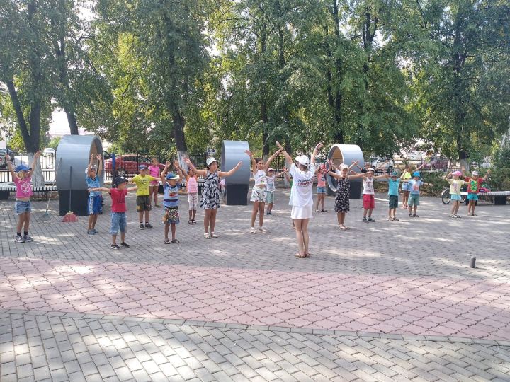Сегодня в парке "Семейный " МКУ "Отдел по делам молодёжи, спорту и туризму организовал флешмоб, приуроченный ко Дню Российского Флага
