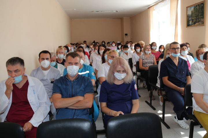 В Уруссинской ЦРБ прошла встреча руководителей отделов и служб с трудовым коллективом больницы