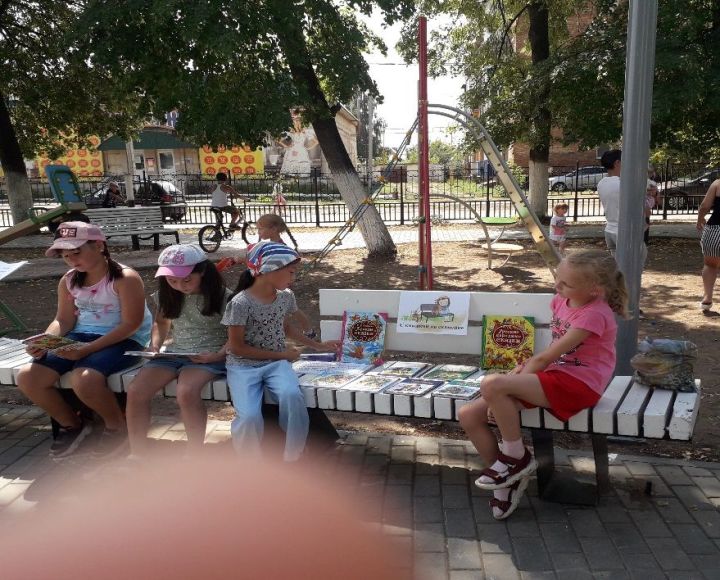 В&nbsp;парке «Семейный» сотрудники Центральной детской библиотеки оформили книжную выставку «Выходи читать во двор»