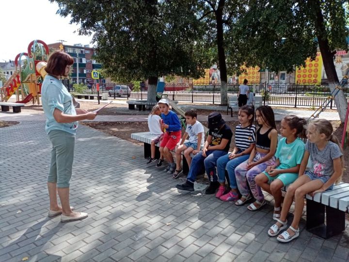 Центральная библиотека в парке «Семейный»&nbsp; провела час информации «Здоровая молодежь - сильная Россия»