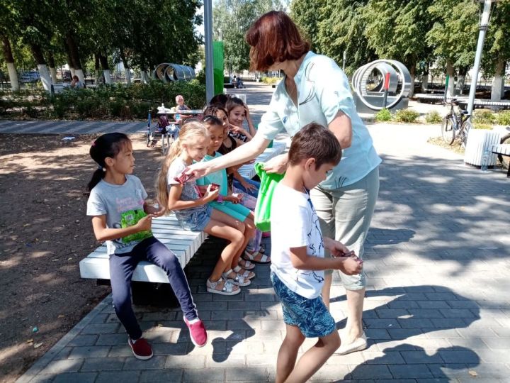 Центральная библиотека в парке «Семейный»&nbsp; провела час информации «Здоровая молодежь - сильная Россия»