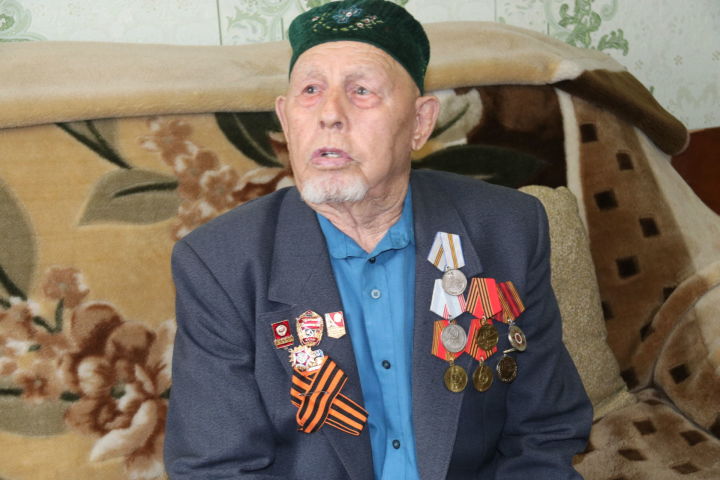 Уроженец Яссы-Тугая Мирсаит Фархутдинов, ныне проживающий в поселке Уруссу, сегодня принимал поздравления по случаю своего 90-летия