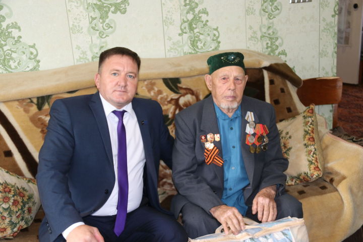 Уроженец Яссы-Тугая Мирсаит Фархутдинов, ныне проживающий в поселке Уруссу, сегодня принимал поздравления по случаю своего 90-летия