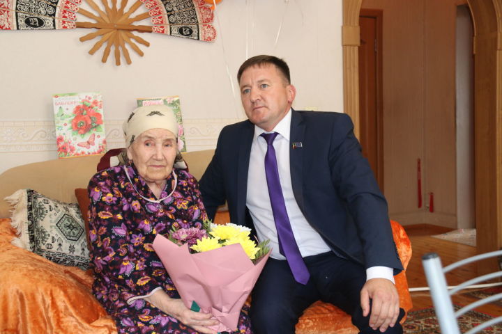 Уруссинке Фание Сабитовой – цветы, памятный подарок и поздравительное письмо из Кремля