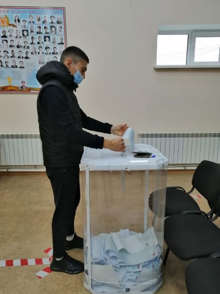 "Голосую первый раз!" - гордо произнёс Альмир Закиров, который проголосовал сегодня на избирательном участке в с.Старый Каразерик