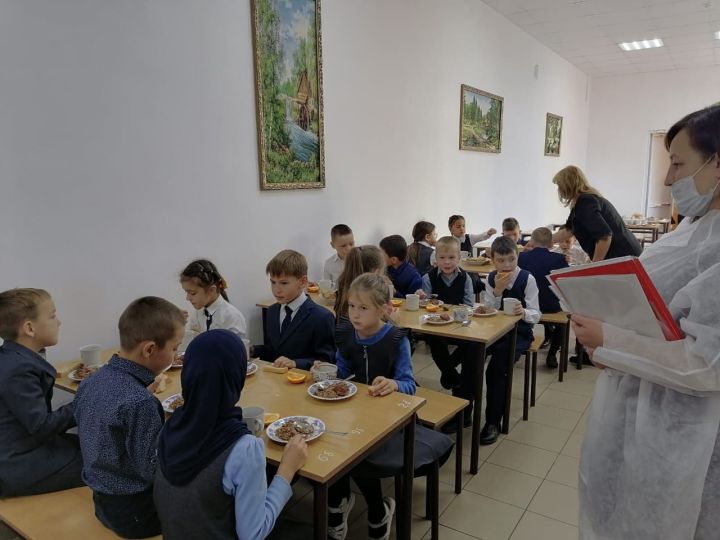 Сегодня в школе Ютазинского района&nbsp;представителями родительского комитета&nbsp;состоялась проверка организации горячего питания&nbsp;
