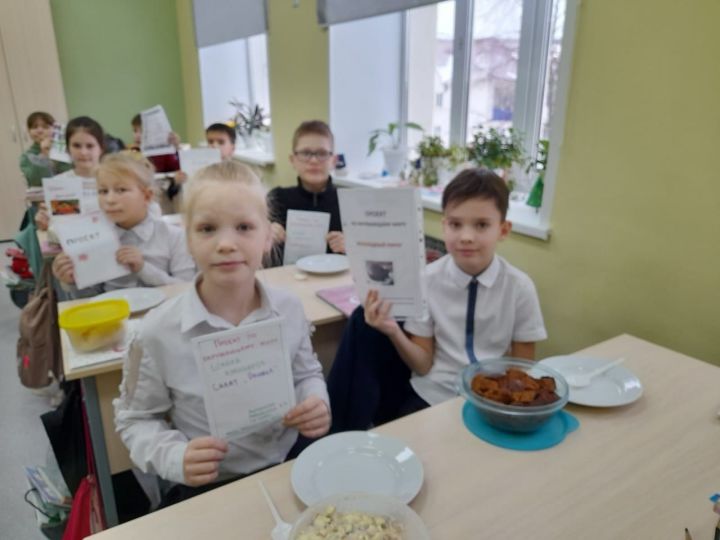 Учащиеся 3 а класса Уруссинской школы №1&nbsp;защищали проекты по окружаюшему миру на тему "Школа кулинаров"