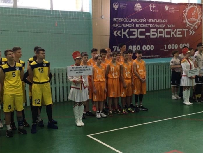 Сегодня команда юношей Уруссинской школы номер 3 принимает участие в дивизиональном этапе школьной баскетбольной лиги "КЭС БАСКЕТ"