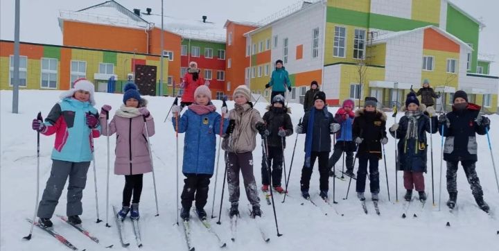 Сегодня 4 а класс на уроке физкультуры вышел кататься на лыжах