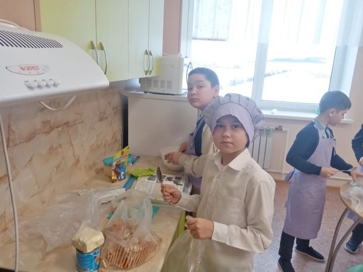 В 4Б классе Уруссинской гимназии на уроке технологии ребята работали над проектом "Кондитерская фабрика