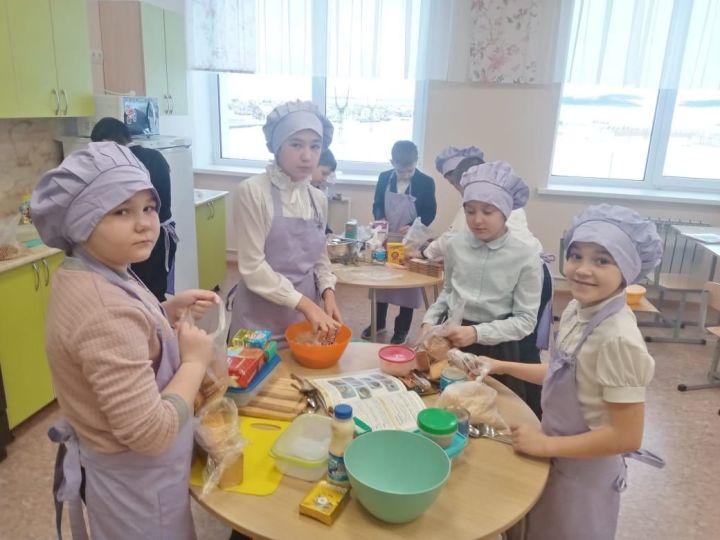 В 4Б классе Уруссинской гимназии на уроке технологии ребята работали над проектом "Кондитерская фабрика
