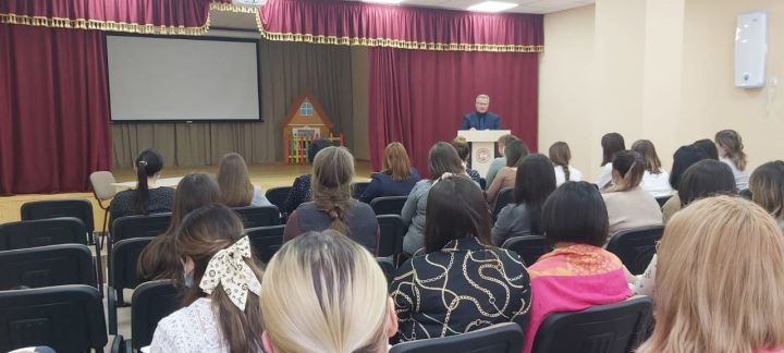 На базе Уруссинской школы №1 состоялось открытие «Школы молодого руководителя»