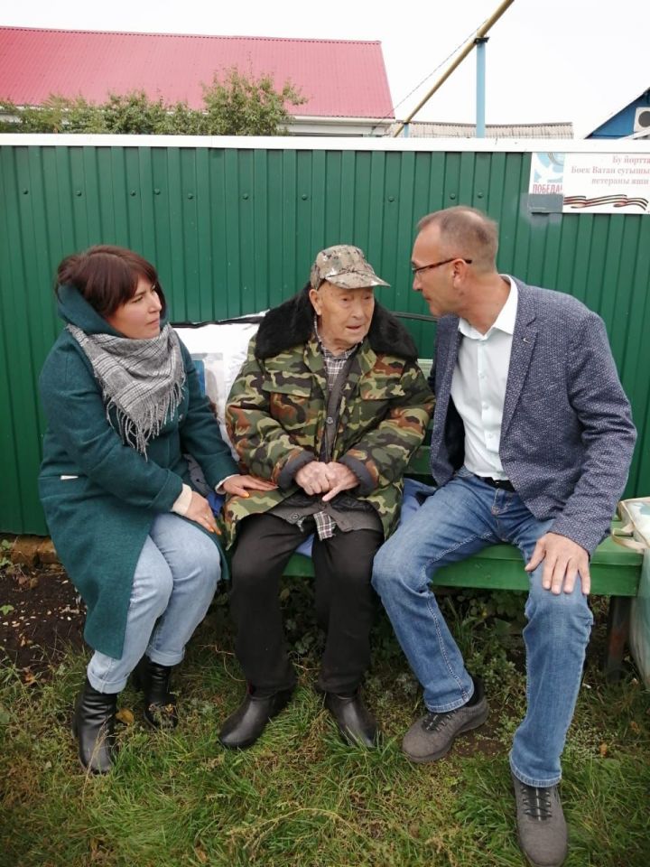 Глава Ютазинского района посетил участников ВОВ