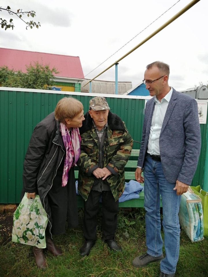 Глава Ютазинского района посетил участников ВОВ